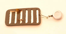 A. Jensen Fliegenaufnäher auf Stecknadel